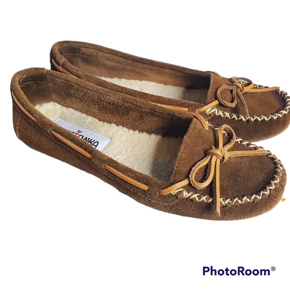 Minnetonka moccasin‎ brown suede fleece lined leather toe bow size 6
